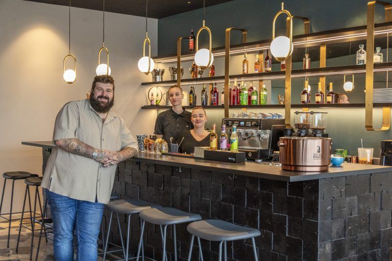 Tagesbar Dia eröffnet in Hohenems Mit der Tagesbar Dia eröffnet Hugo Bandeira am 12. November 2024 einen neuen Treffpunkt im Hohenemser Rathausquartier