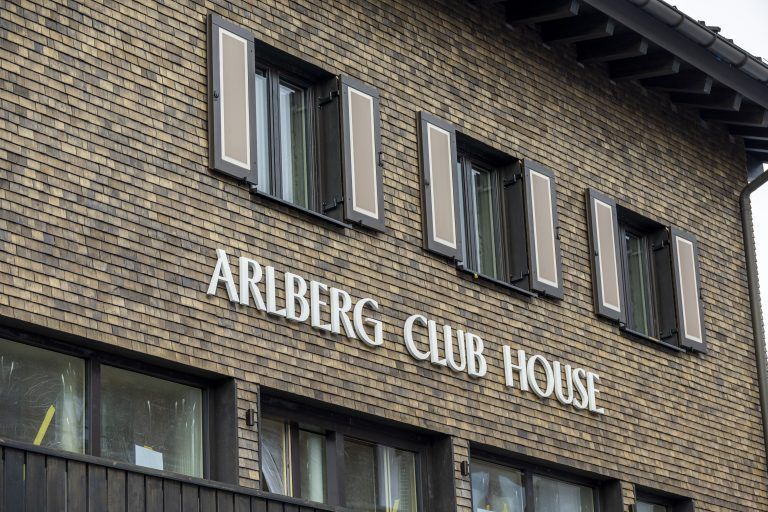 Einblick ins neue Arlberg Club House, Bar, Lounge, Geschäfte, mit Patrick Krummenacher und Benjamin Schneider (Hotel Arlberg).