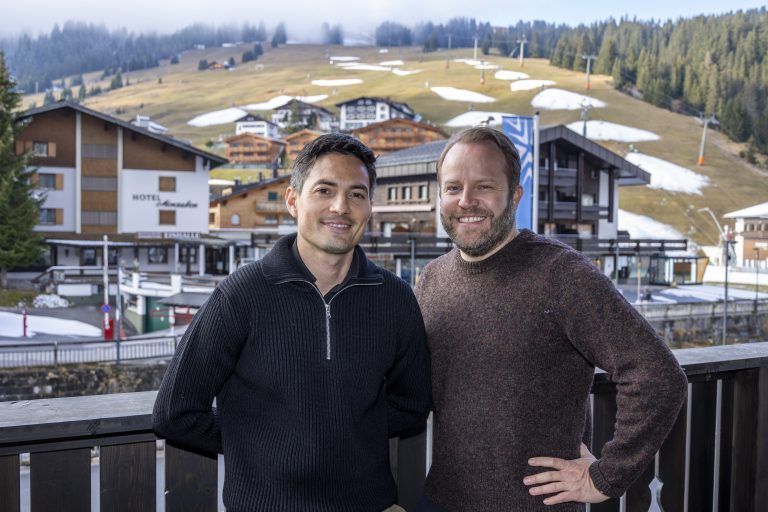 Einblick ins neue Arlberg Club House, Bar, Lounge, Geschäfte, mit Patrick Krummenacher und Benjamin Schneider (Hotel Arlberg).