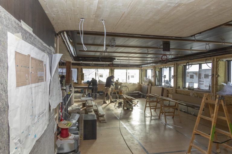 Einblick ins neue Arlberg Club House, Bar, Lounge, Geschäfte, mit Patrick Krummenacher und Benjamin Schneider (Hotel Arlberg).