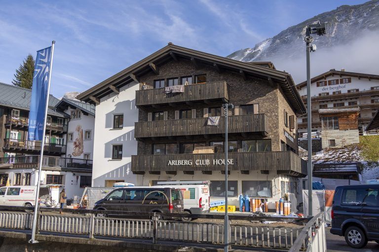 Einblick ins neue Arlberg Club House, Bar, Lounge, Geschäfte, mit Patrick Krummenacher und Benjamin Schneider (Hotel Arlberg).