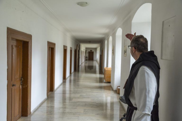 Einblick in Renovierungsarbeiten der Abteikirche Mehrerau Führung mit Restaurateurin Nicole Mayer, Barbara Keiler vom Denkmalamt, Abt Vinzenz Wohlwend und Klosterverwalter Michael Gmeinder