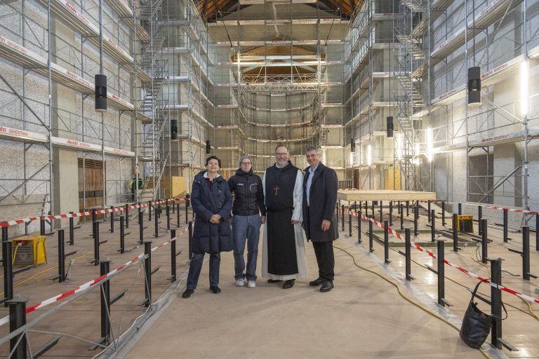 Einblick in Renovierungsarbeiten der Abteikirche Mehrerau Führung mit Restaurateurin Nicole Mayer, Barbara Keiler vom Denkmalamt, Abt Vinzenz Wohlwend und Klosterverwalter Michael Gmeinder