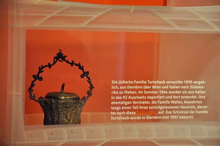 Kisten voller Erinnerungen an eine düstere Zeit: Die Zuckerdose erinnert an die jüdische Familie Turteltaub, die in Auschwitz ermordet wurde.