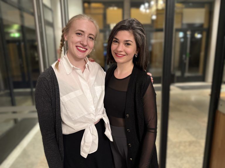 Uraufführung von „Toxic. Britney über Spears“ begeistert im Vorarlberger Landestheater: Im Publikum: Die Schauspielerinnen Caroline Bröker und Isabella Campestrini.