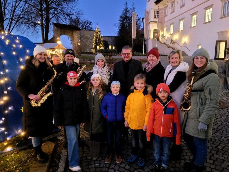 Ein schöner Erfolg! Schloss Hofen öffnete seine Tore und lud die Bevölkerung zu einem stimmungsvollen Weihnachtsmarkt vor der romantischen Kulisse des Raitenauer Schlosses.