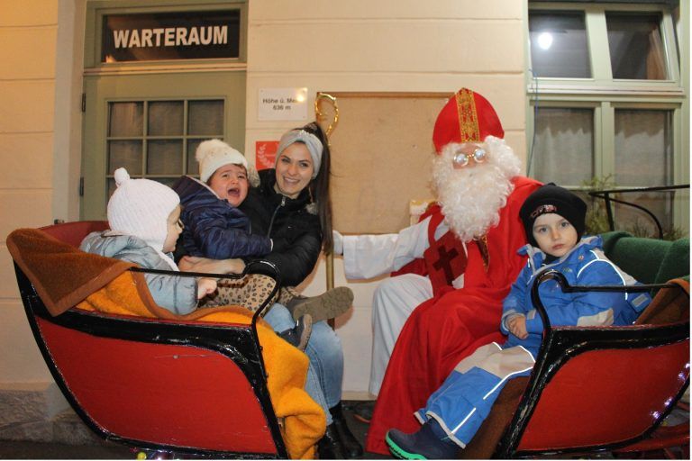 Bähnle-Nikolaus macht Überstunden: Beim Aufenthalt im Bahnhof Schwarzenberg gehört ein Erinnerungsfoto mit dem Nikolaus in der Kutsche einfach dazu.