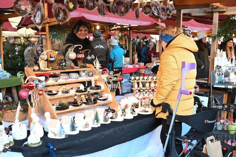 Weihnachtlicher Glanz am Kirchplatz: An den Ständen gab es viel zu betaunen.