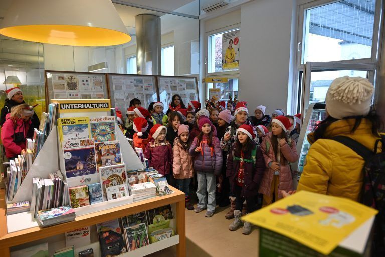 Volksschulkinder schenken Menschen ein Lächeln: Auch bei der Post waren die Schüler zu Besuch.