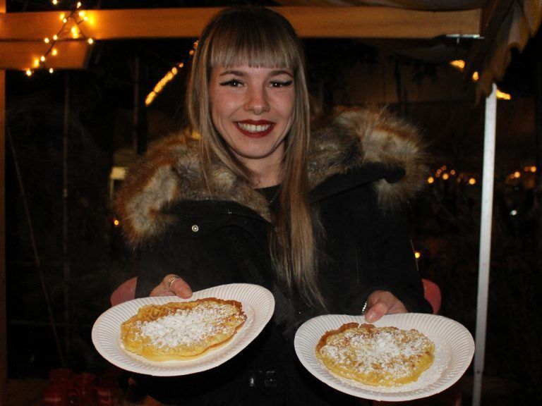 Ein Mini-Märktle mit Riesen-Stimmung: Zum Dessert frische Süßigkeiten direkt aus dem Waffeleisen.