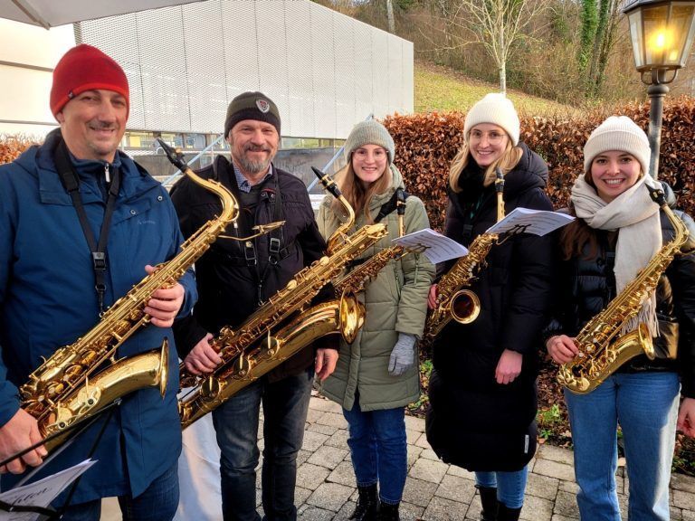 Weihnachtszauber in Schloss Hofen: Ein Treffpunkt für Jung und Alt: Adventlichen Weisen des Saxophon-Ensembles des Musikvereines Lochau.