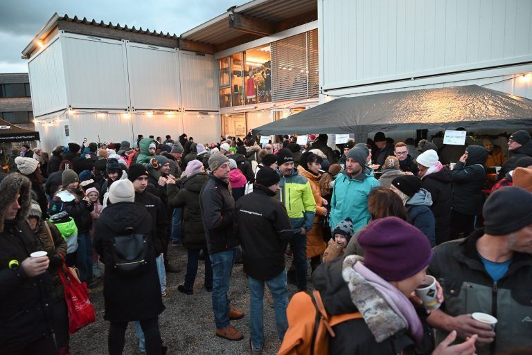 Adventmarkt der Volksschule Rotkreuz: Schüler begeistern mit selbstgebastelten Weihnachtsartikeln: Zum ersten Mal fand an der Volksschule Rotkreuz ein Adventmarkt statt.