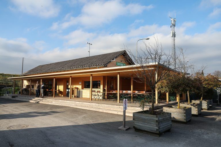 Fußball, Lustenau, Stadion, Neue Drohnenbilder und neue Bilder vom nun völlig überdachten Stadion, dazu Bilder von der Taverne und den Neuen Austria-Dorfständen (einer steht bereits neben der Taverne)