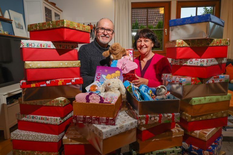 Weihnachten im Schuhkarton, Reportage Vorbereitung Weihnachten im Schukarton. Wir treffen Dieter Kuhn in seinem Haus in Dornbirn. Auch Gerhard Klocker und eine Frau, die früher ein Päckchen erhielt, sind vor Ort.Weihnachten im Schuhkarton, Reportage Vorbereitung Weihnachten im Schukarton. Wir treffen Dieter Kuhn in seinem Haus in Dornbirn. Auch Gerhard Klocker und eine Frau, die früher […]