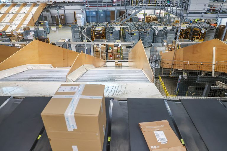 Post Logistikzentrum, Rundgang mit Post-Generaldirektor Walter Oblin durchs Logistikzentrum, inkl. Weihnachts-Paketflut …