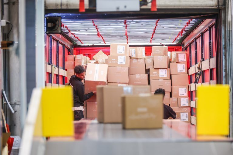 Post Logistikzentrum, Rundgang mit Post-Generaldirektor Walter Oblin durchs Logistikzentrum, inkl. Weihnachts-Paketflut …