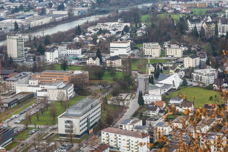 Kreuzung Josef-Huter-Straße/Gallusstraße/Landstraße, Weidachknoten-Kreisverkehr, Kreuzung beim Jokahochhaus und die Wiese nach der OMV (von Lauterach kommend) ist in Richtung vkw die Weidachspange geplant, direkte Verbindung zwischen L 190 und Weidachstraße