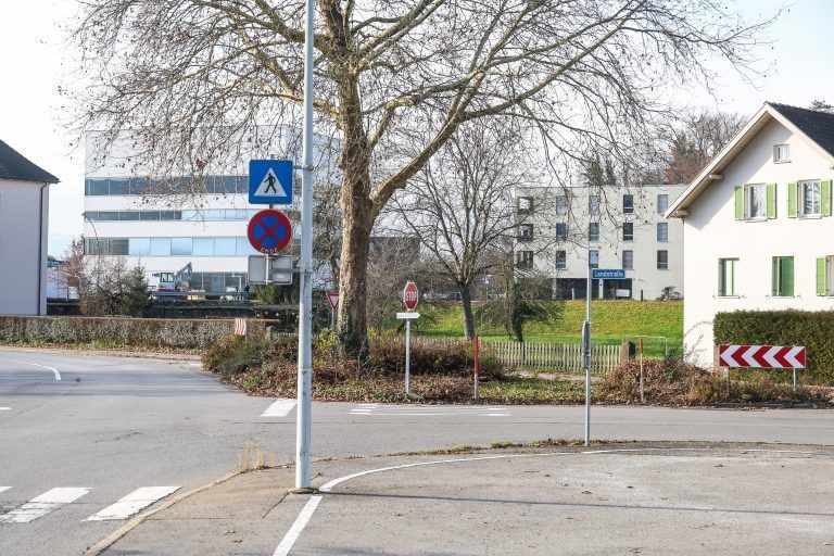 Kreuzung Josef-Huter-Straße/Gallusstraße/Landstraße, Weidachknoten-Kreisverkehr, Kreuzung beim Jokahochhaus und die Wiese nach der OMV (von Lauterach kommend) ist in Richtung vkw die Weidachspange geplant, direkte Verbindung zwischen L 190 und Weidachstraße