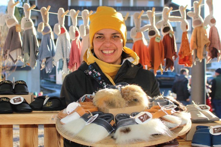 Egg war wieder echte „Markt“-Gemeinde: Früher hatte Ingo Metzler keine Verwendung für die Ziegenfelle und hat sie als Abfall entsorgt, jetzt fertigt Anja Schneider daraus u. a. exklusive Wälder Pötschle.