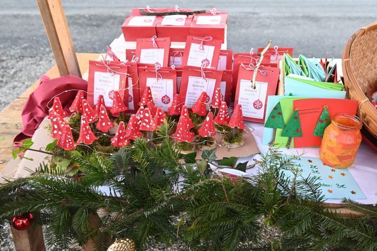 Adventmarkt der Volksschule Rotkreuz: Schüler begeistern mit selbstgebastelten Weihnachtsartikeln: Die Kinder hatten sich mit verschiedensten Basteleien ins Zeug gelegt.