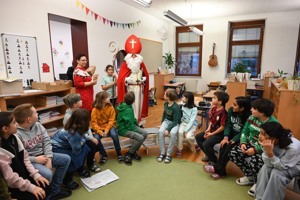 Nikolaus sorgt für leuchtende Kinderaugen in Volksschule Lustenau-Rheindorf