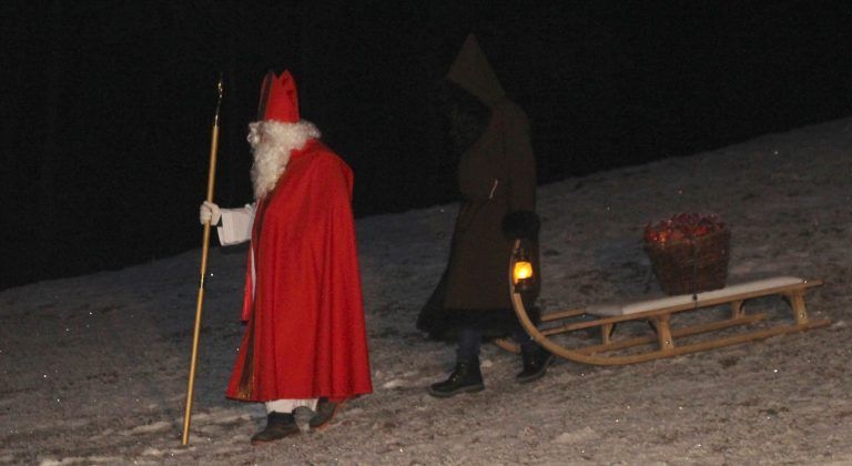 Bähnle-Nikolaus macht Überstunden: Beim Zwischenstopp auf halber Strecke kommen Nikolaus und Knecht Ruprecht mit ihrem Schlitten aus dem dunklen Wald und steigen in den Zug.