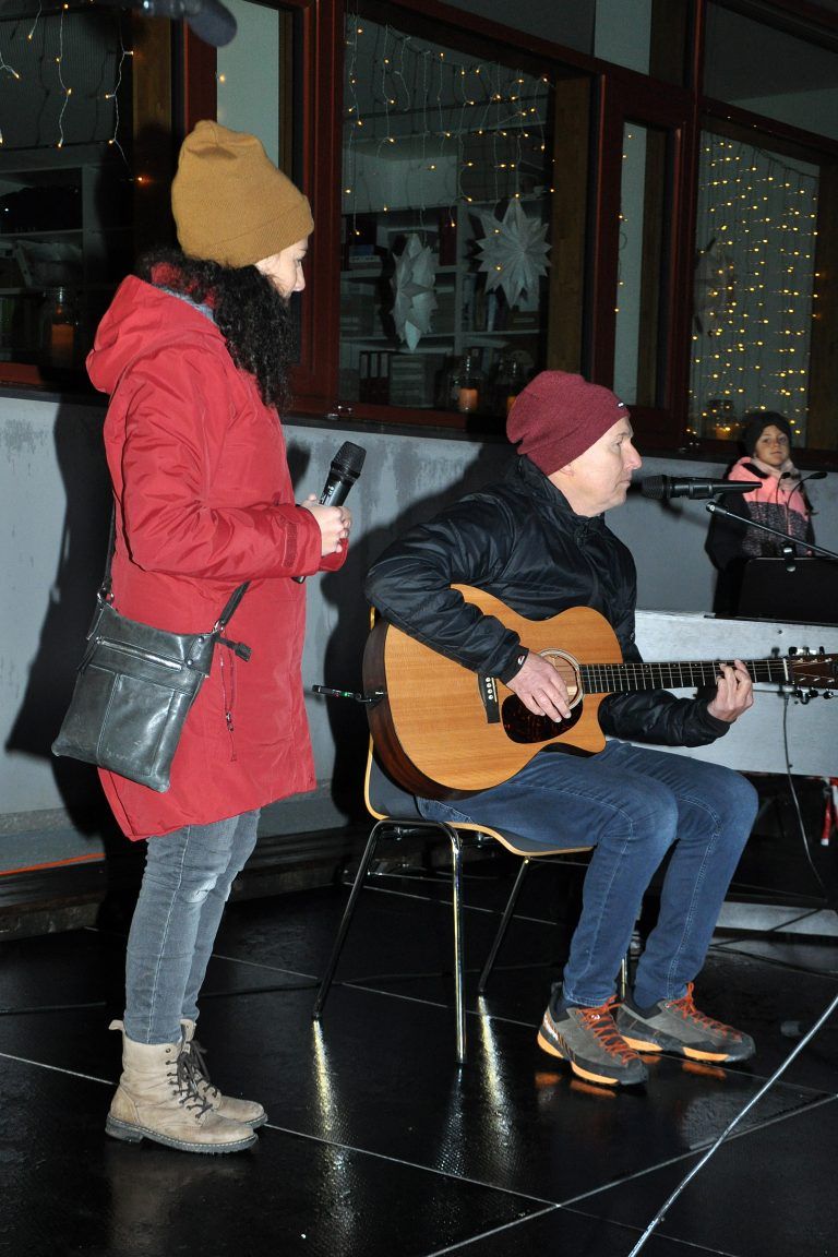 Lichter, Lieder, Weihnachtsfreude: Der pensionierte Lehrer Thomas Bell stimmte mit der Schulgemeinschaft „Feliz Navidad“ an.