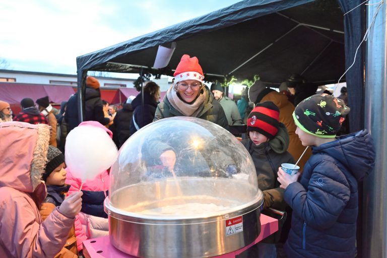 Adventmarkt der Volksschule Rotkreuz: Schüler begeistern mit selbstgebastelten Weihnachtsartikeln: Ein wahres Kindermagnet war die Zuckerwattemaschine.