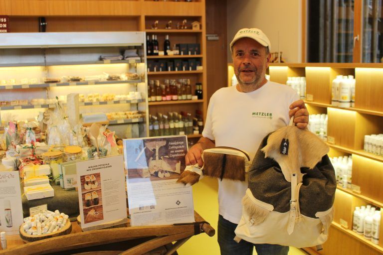 Egg war wieder echte „Markt“-Gemeinde: Nicht nur zu Pötschle werden die Ziegenfelle von Ingo Metzler verarbeitet – daraus entstehen auch Rucksäcke, Taschen usw. 