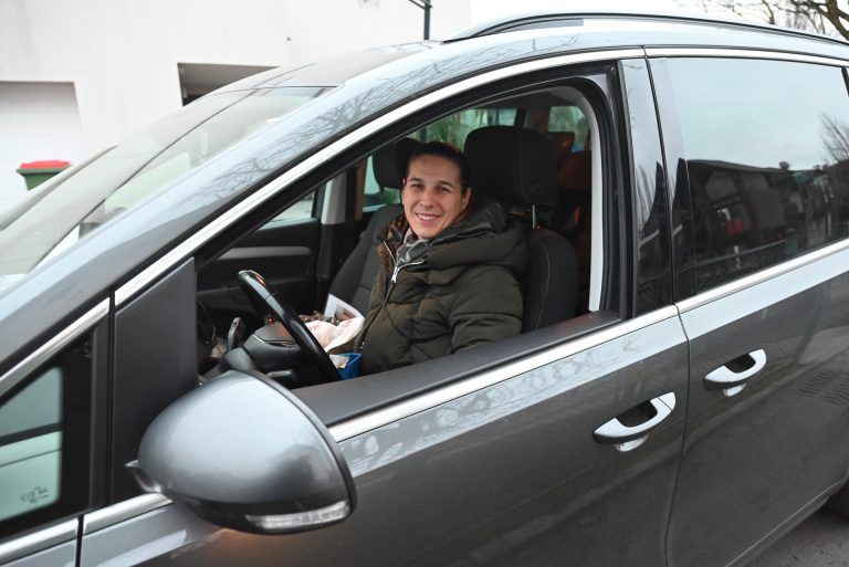Wenn der Weg zum Kindi zu gefährlich ist: Nadine König bringt ihre Kinder per Auto. Über den Kreisverkehr dürften sie nie alleine gehen.