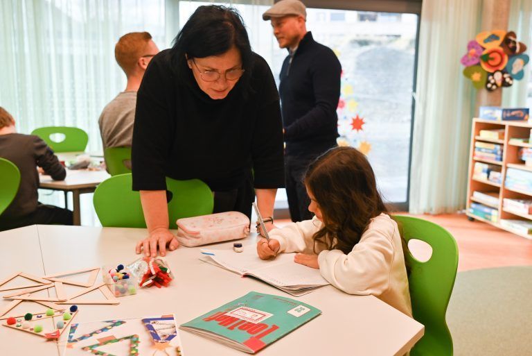 Campus Rotkreuz füllt sich bereits mit Leben: Im Ruheraum können die Kinder noch Sachen für die Schule fertig stellen.