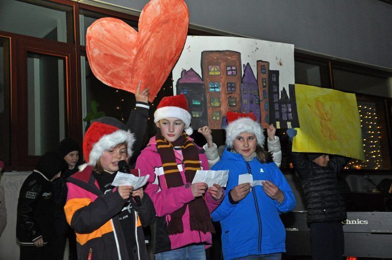 Lichter, Lieder, Weihnachtsfreude: Die 4b-Klasse präsentierte das Theaterstück „Zünd ein Licht an“.