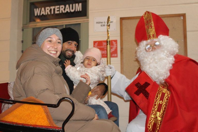 Bähnle-Nikolaus macht Überstunden: Gemeinsam mit dem Nikolaus in der Kutsche . . .