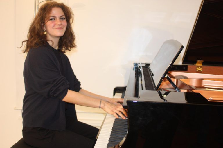 Frida Felder am Klavier