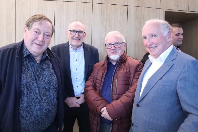 Ehrenobmann Helmut Leite (Schwarzach), Obmann Erwin Rinderer (Lauterach), Ehrenobmann Manfred Madlener (Kennelbach) sowie Obmann Ewald Bereuter (Alberschwende). - Eröffnung Büro KPV Schwarzach
