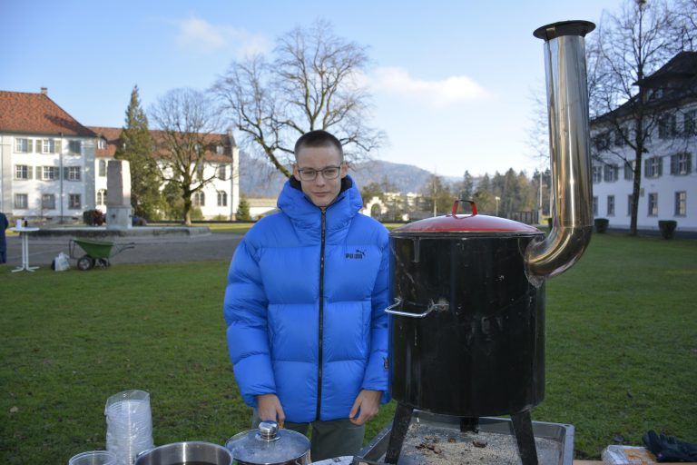 Lukas Ruegg verkauft Maroni - Adventsmarkt in der Mehrerau