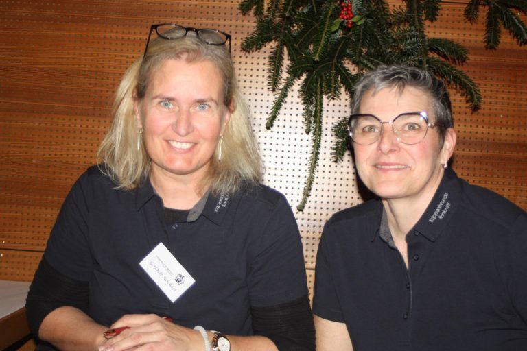 Gerlinde und Maria waren um die Gäste sehr bemüht - Krippenausstellung Rankweil