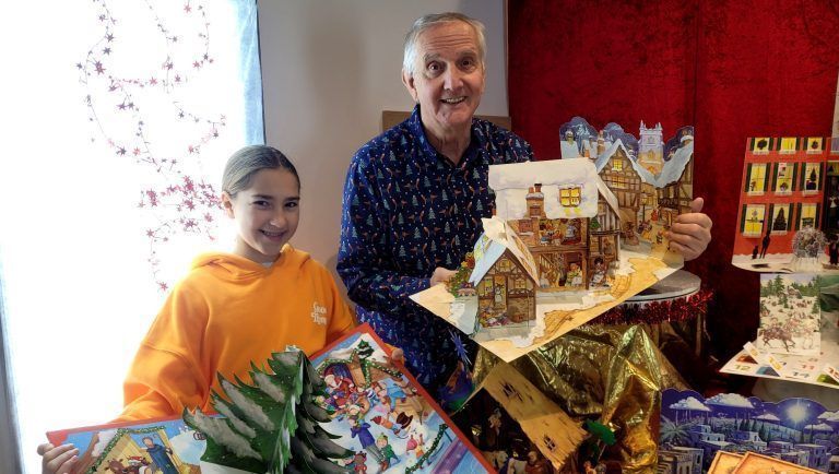 Nostalgische Weihnachtszeit: Kurt Prenner-Platzgummer zeigt Flora seine wunderbare Pop-up-Adventskalender-Ausstellung im GWL in Bregenz. - Wunderbare Pop-up-Adventskalender-Ausstellung im GWL in Bregenz - Wunderbare Pop-up-Adventskalender-Ausstellung im GWL in Bregenz