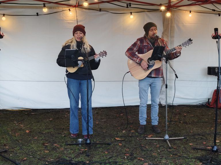 Benni und Anna Mae ließen Weihnachtslieder erklingen. - Advent im Park stimmte auf die Weihnachtszeit ein - Advent im Park