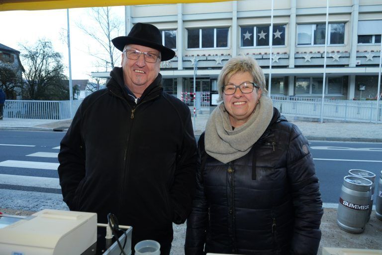 Norbert und Uschi Erath wirkten an der Bonkassa mit. - Advent im Park stimmte auf die Weihnachtszeit ein - Advent im Park