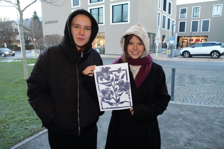 Johanna und Amelie von der HLW hatten schöne Linoleumdrucke dabei. - Advent im Park stimmte auf die Weihnachtszeit ein - Advent im Park