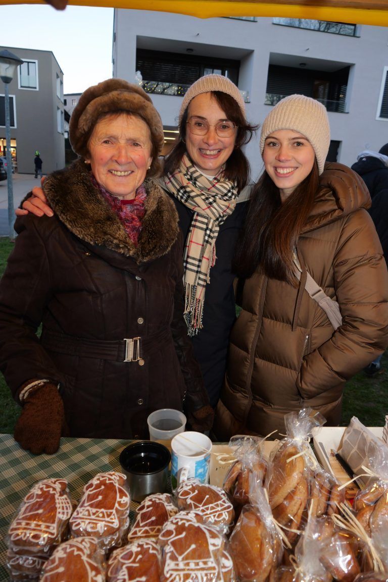 Krimhilde Fussenegger, Sonja Wallner und Theresa Dobler. - Advent im Park stimmte auf die Weihnachtszeit ein - Advent im Park