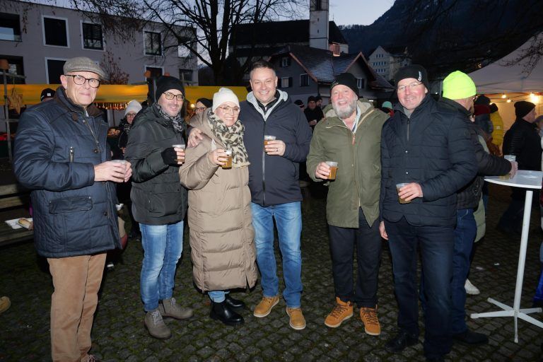 Bei heißen Getränken gesellten sich viele Gäste gemeinsam mit Bürgermeister Walter Gohm in den Gemeindepark. - Advent im Park stimmte auf die Weihnachtszeit ein - Advent im Park