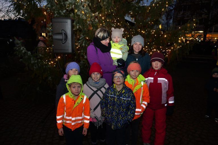 Vizebürgermeisterin Michaela Gort mit Kindern vor dem hell erleuchteten Christbaum. - Advent im Park stimmte auf die Weihnachtszeit ein - Advent im Park