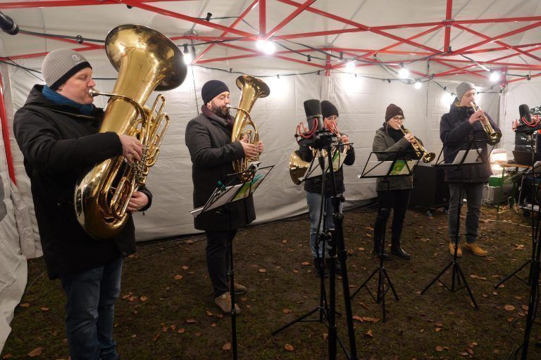 Ein Bläserensemble des Musikvereins Frastanz ließ weihnachtliche Weisen erklinken. - Advent im Park stimmte auf die Weihnachtszeit ein - Advent im Park