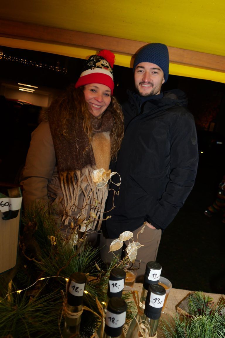 Claudia und Jakob boten Köstlichkeiten vom Hubertushof feil. - Advent im Park stimmte auf die Weihnachtszeit ein - Advent im Park