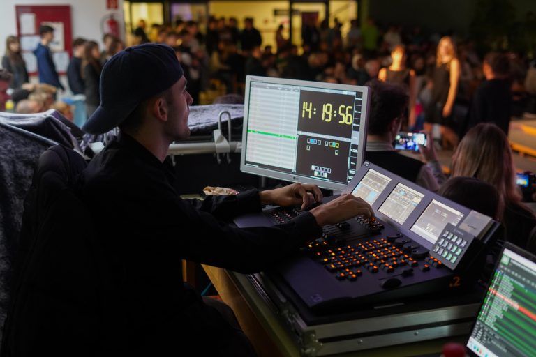 Auch die Technik der Bühnenshow wird von Schülern der HTL koordiniert: Luca (3aWI, Betriebsinformatik) kümmerte sich um einen reibungslosen Ablauf. - Technik, Kreativität und Innovation - Die HTL Dornbirn öffnete zwei Tage lang ihre Türen und bot spannende Einblicke.