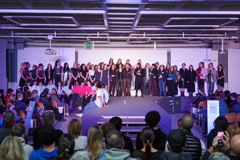 Direktor Michael Grünwald und das Schüler- und Lehrerteam der Bühnenshow beim feierlichen Abschluss des Tages der offenen Tür. - Technik, Kreativität und Innovation - Die HTL Dornbirn öffnete zwei Tage lang ihre Türen und bot spannende Einblicke.