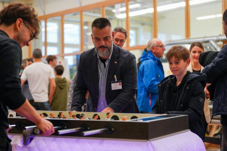Kenan Bayar präsentierte mit seinen Schülern den selbstgebauten Kickertisch. - Technik, Kreativität und Innovation - Die HTL Dornbirn öffnete zwei Tage lang ihre Türen und bot spannende Einblicke.
