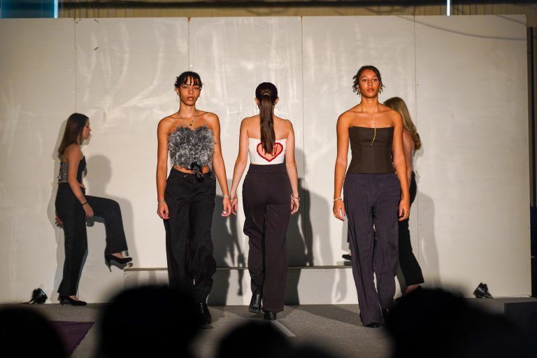 Lavinia, Kathrin, Jemima (v.l.n.r.) aus der 4aMD (Mode und Grafik) präsentierten selbstgenähte Corsagen. - Technik, Kreativität und Innovation - Die HTL Dornbirn öffnete zwei Tage lang ihre Türen und bot spannende Einblicke.